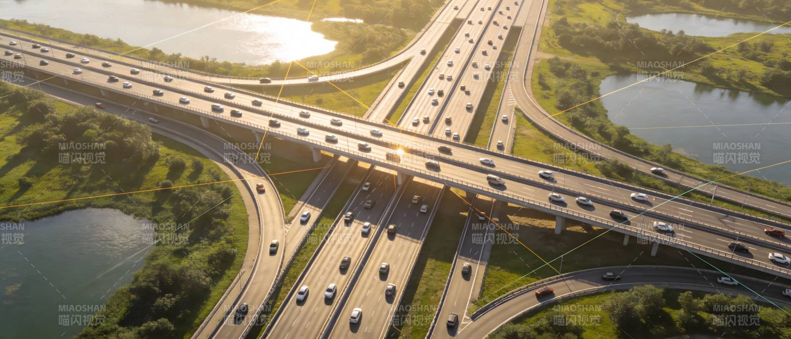 立交桥晨光车流图片