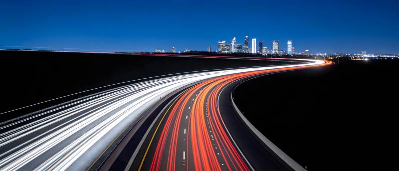 夜幕下的城市高速图片