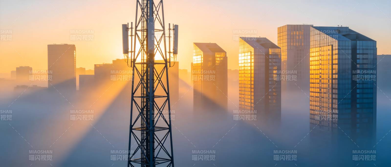 晨曦中的城市塔影图片