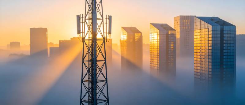 晨曦中的城市塔影图片