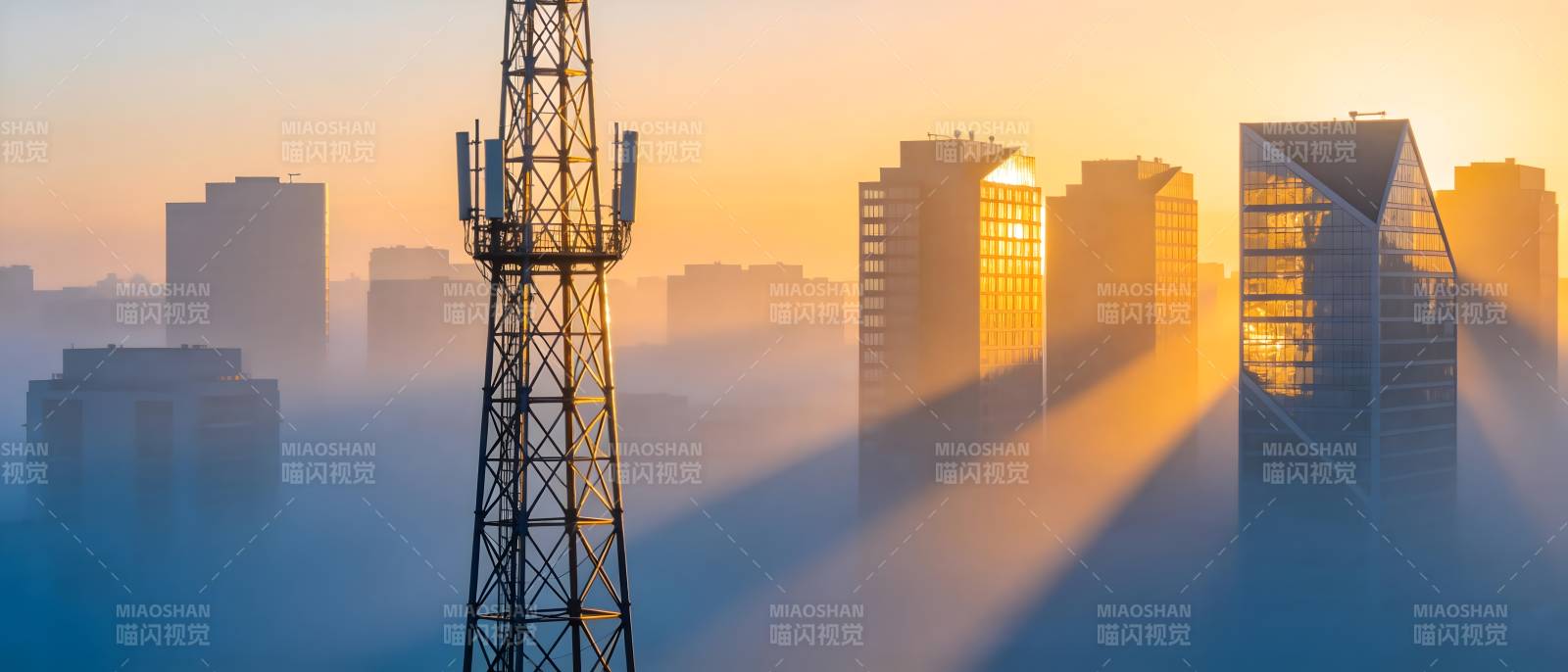 晨曦中的城市塔影图片