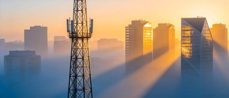 晨曦中的城市塔影图片