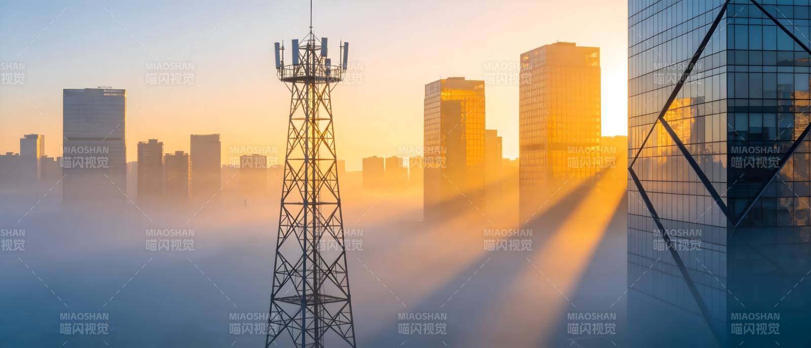 晨雾中的城市塔影图片