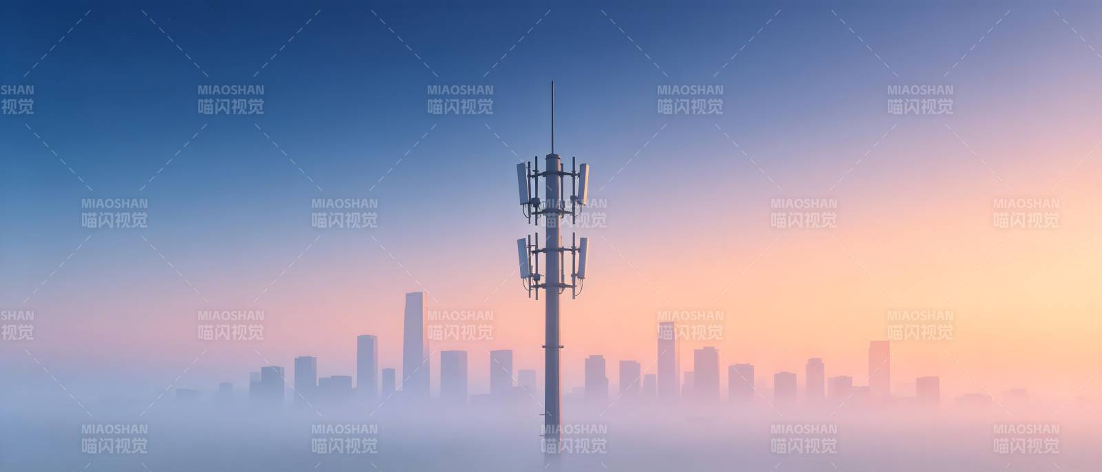 晨雾中的通信塔图片