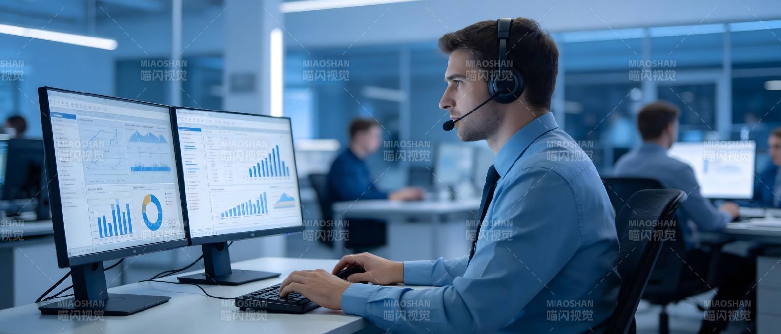 办公环境中的专注工作图片