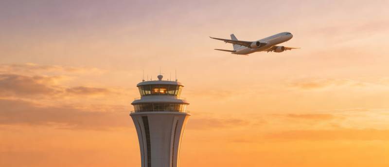 机场塔台与飞行的飞机图片