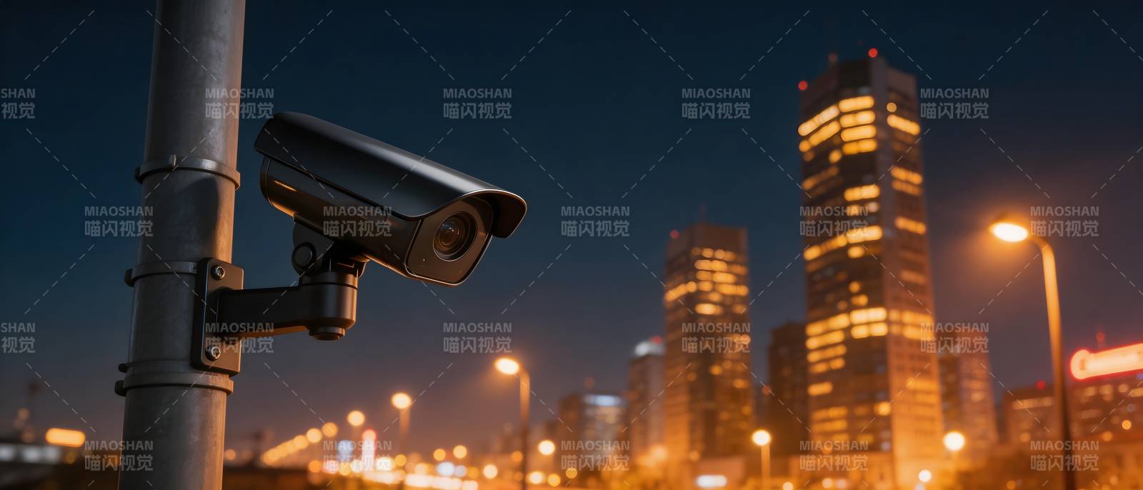 夜景中的监控摄像头图片