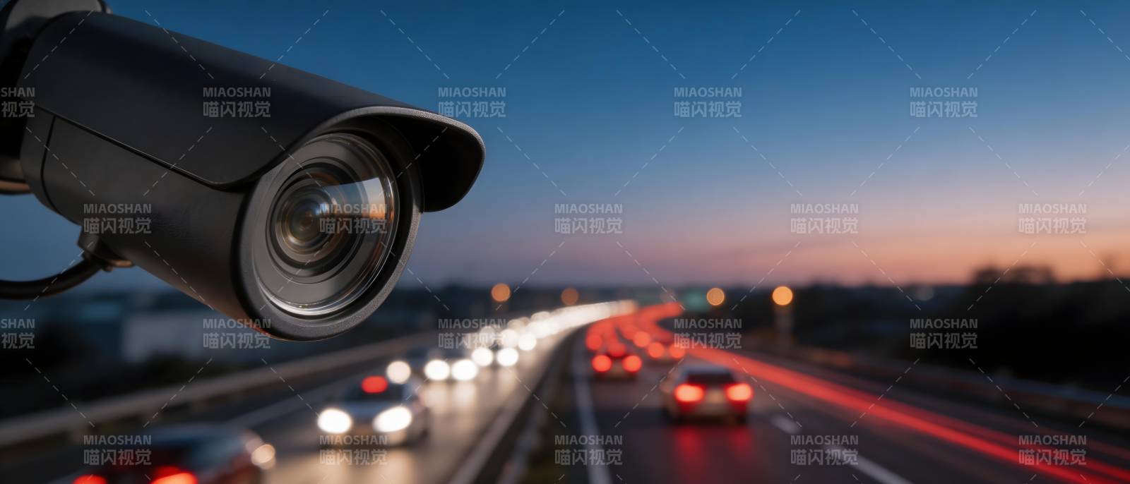 监控下的夜路车流图片