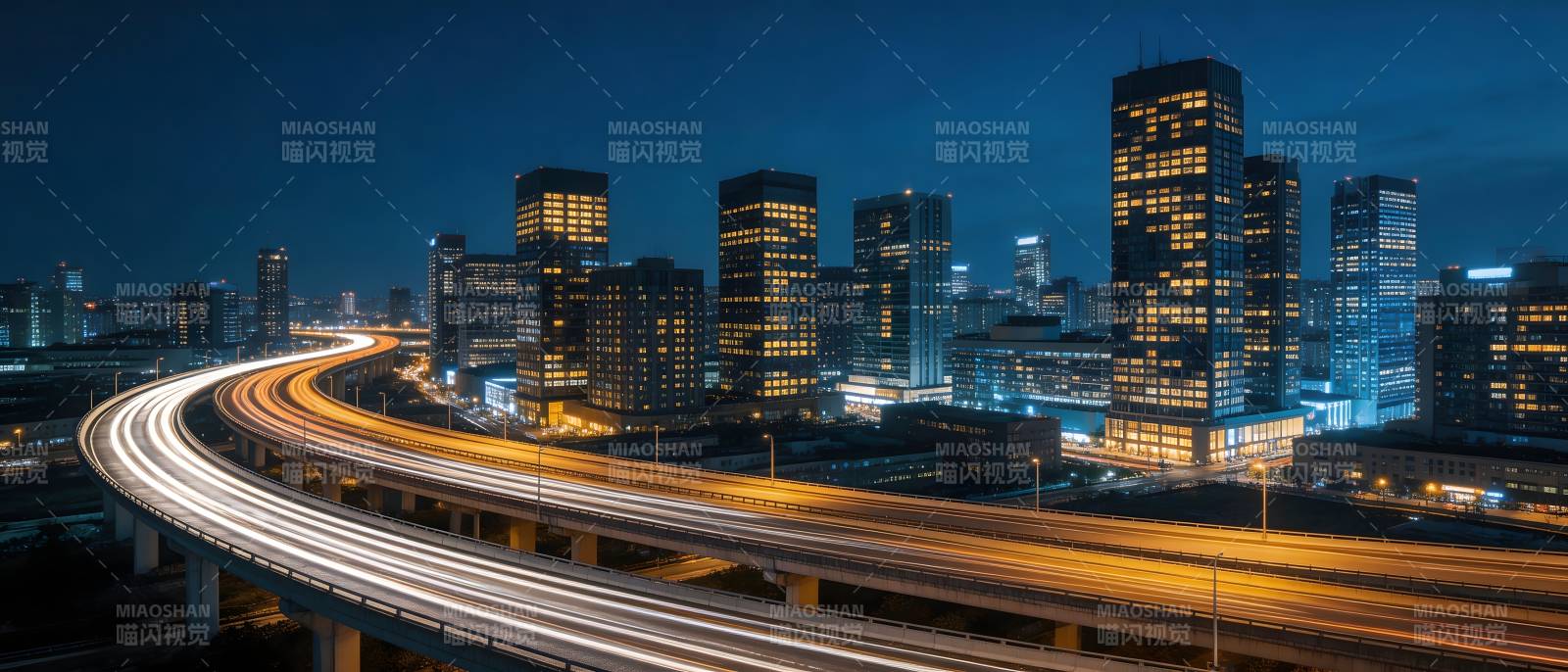 夜幕下的城市高速图片