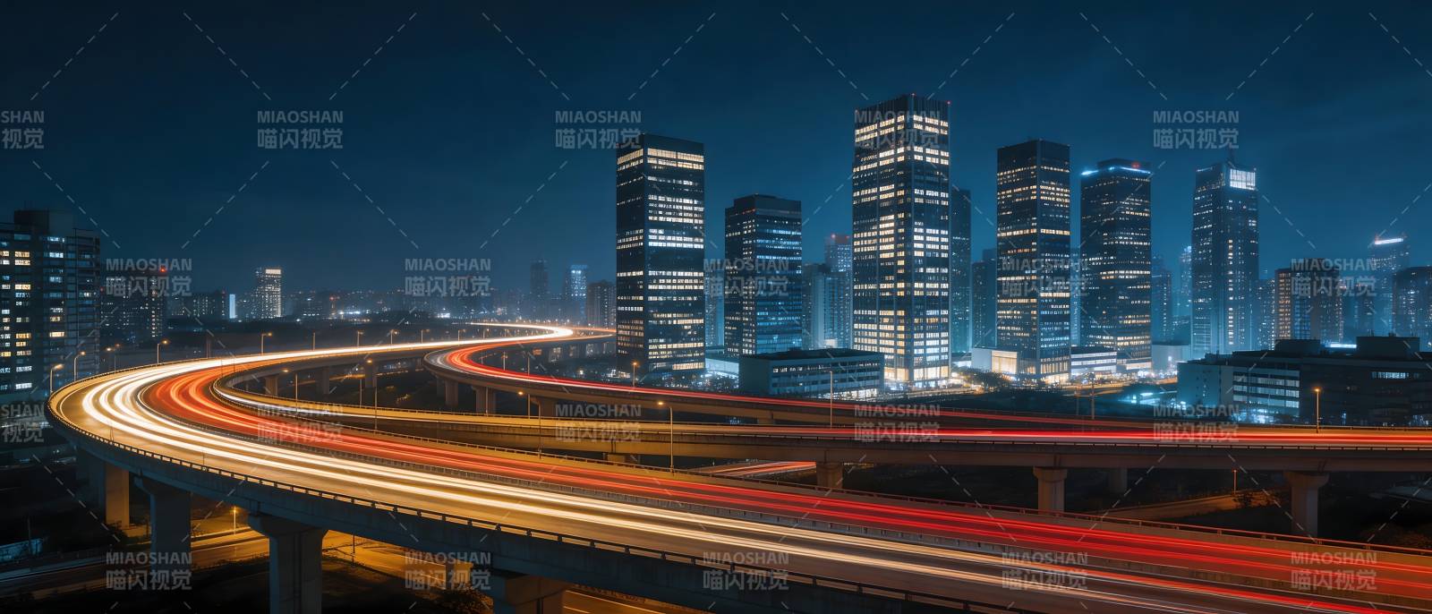 夜幕下的城市高速图片