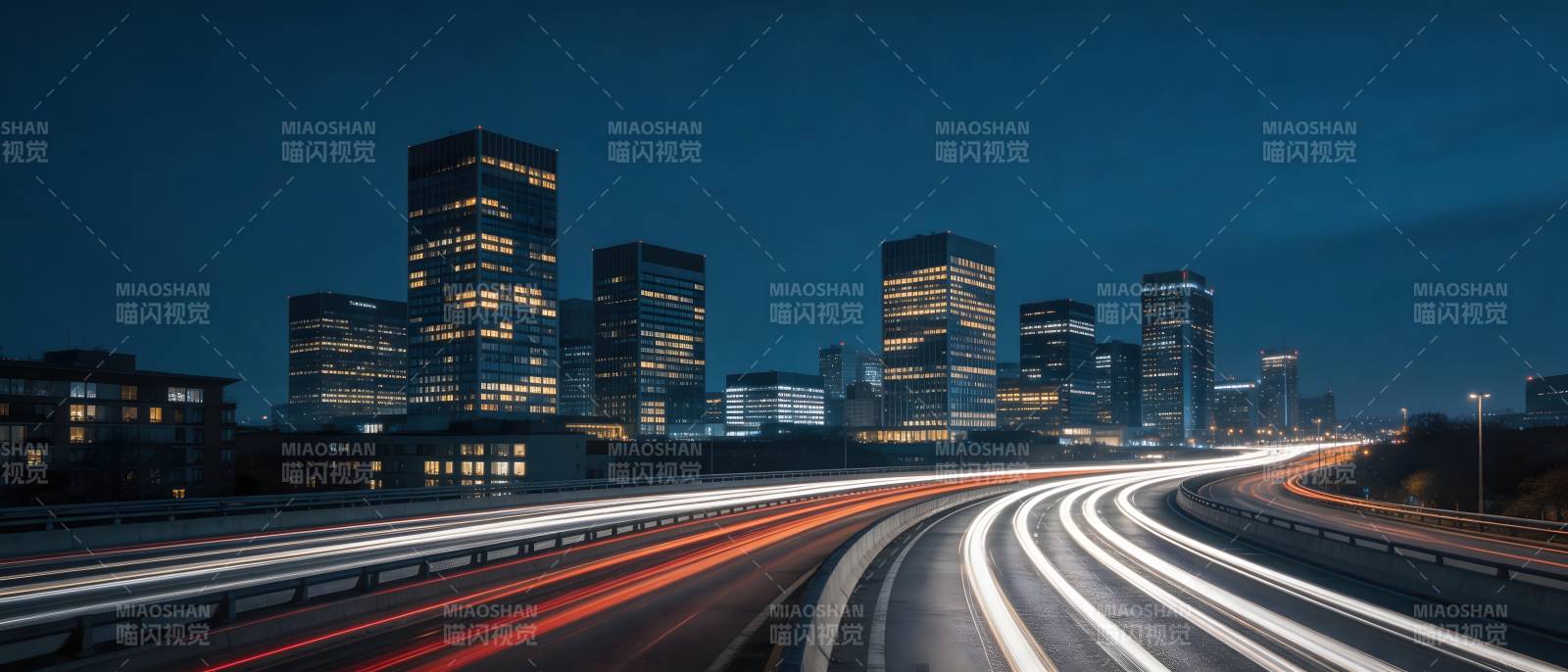 夜幕下的城市光轨图片