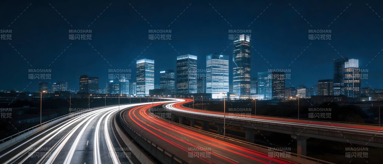 夜幕下的城市高速图片