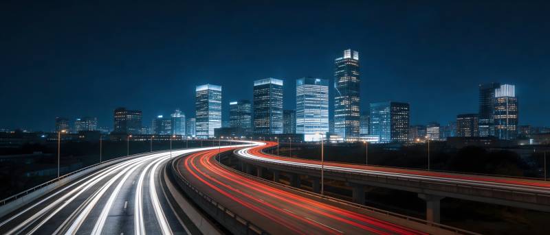 夜幕下的城市高速图片