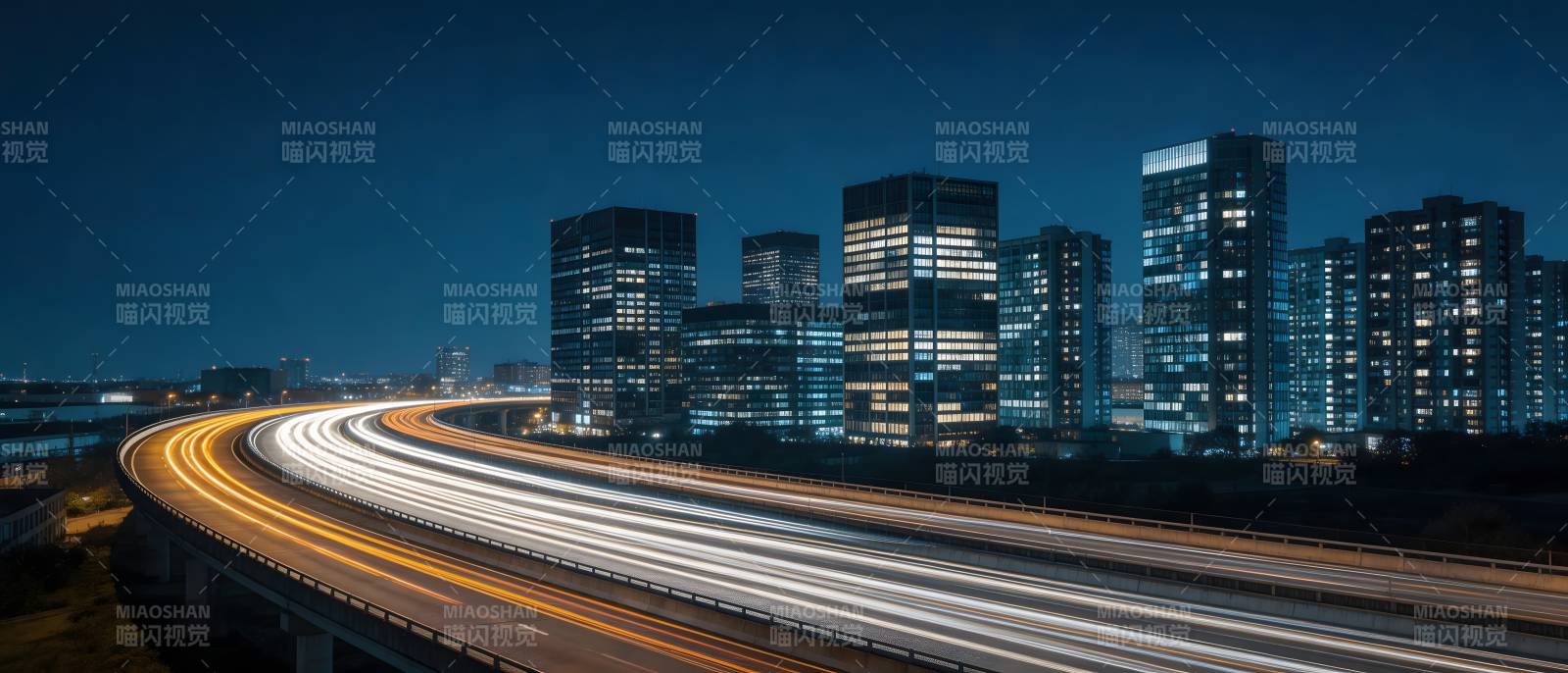 夜幕下的城市高速图片