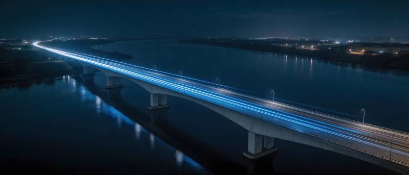 夜桥光影 水天一色图片