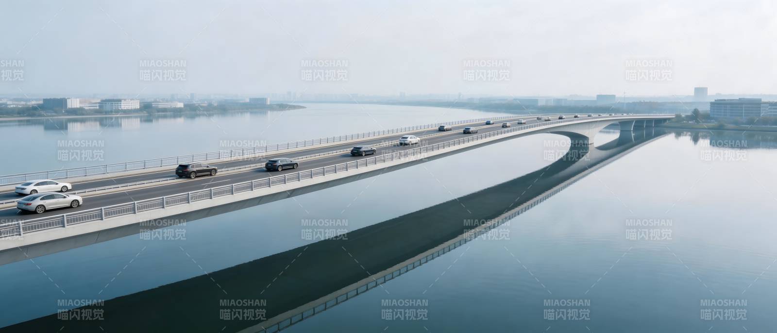 跨湖大桥车流穿梭图片