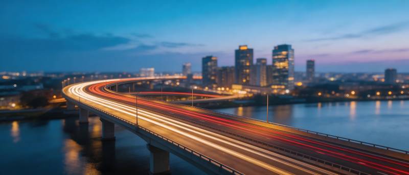 城市夜景大桥车流图片