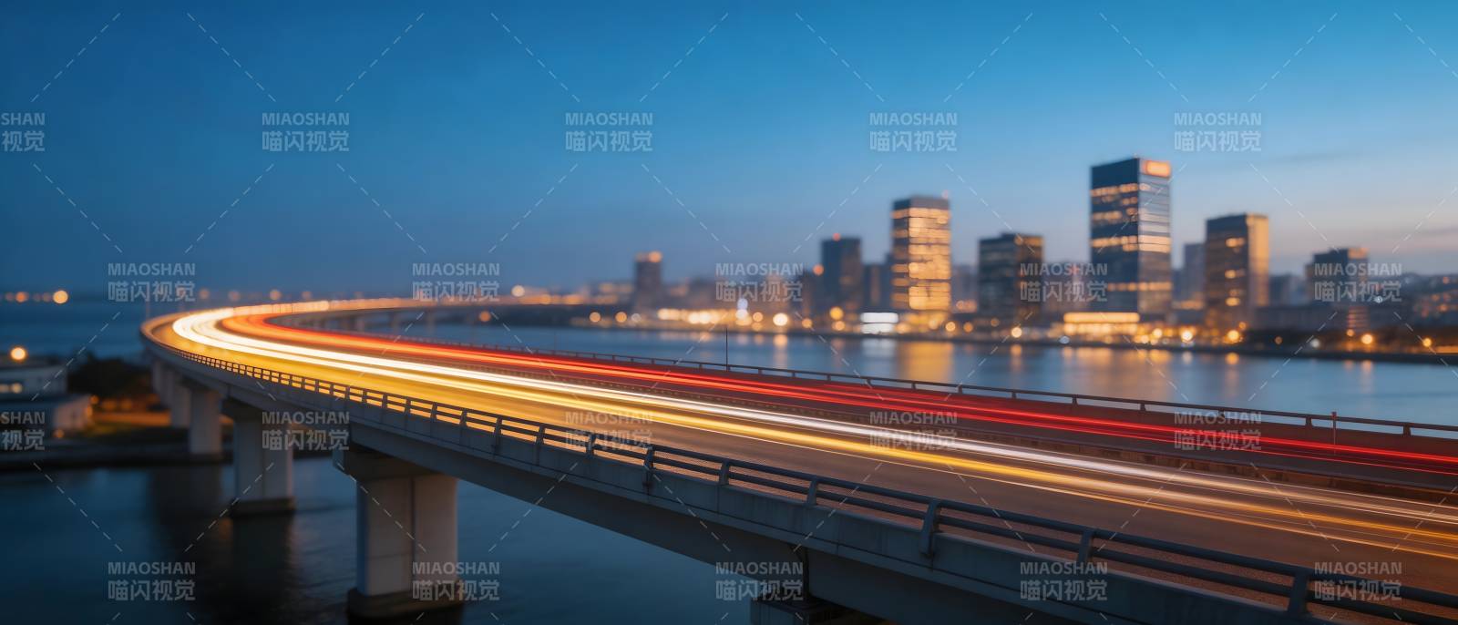 城市夜景桥上车流图片