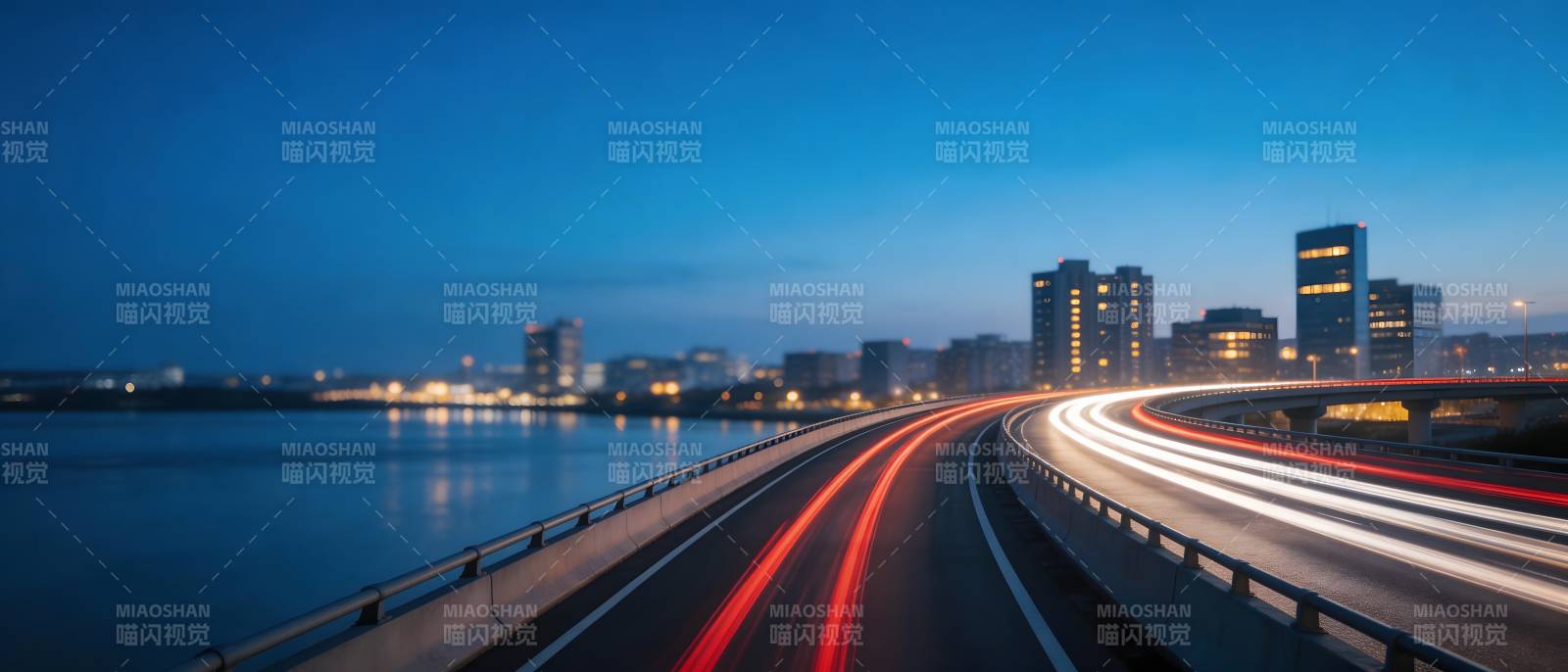 夜幕下的城市高速图片