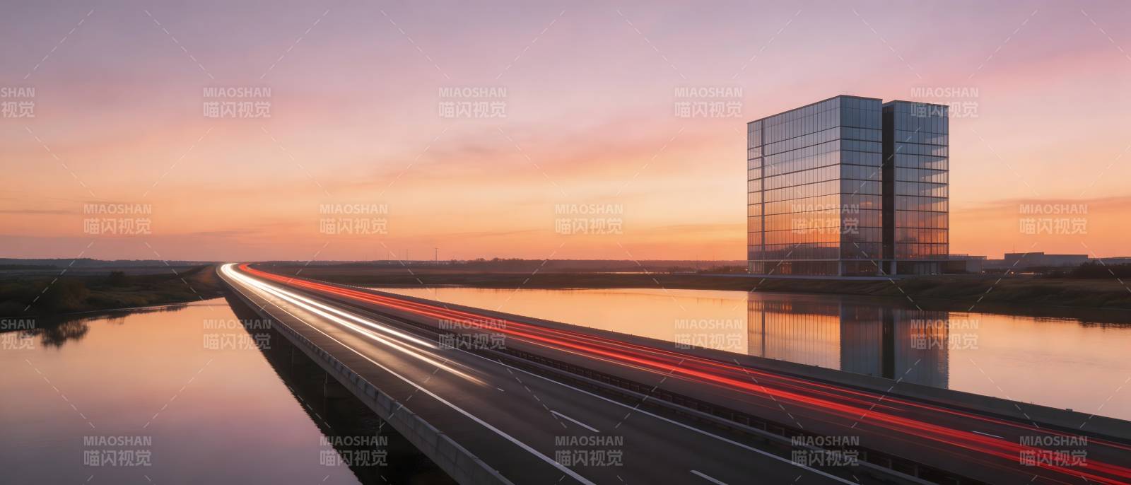 暮色中的城市天际线图片