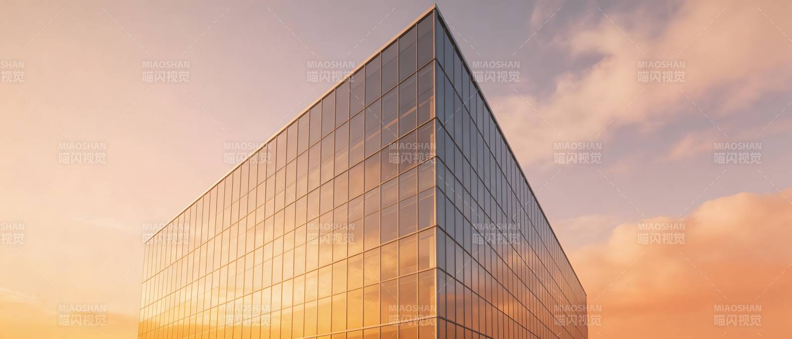 玻璃建筑映夕阳图片