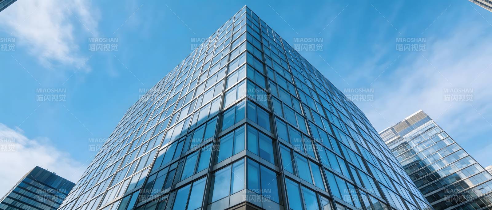 现代玻璃高楼仰拍图片