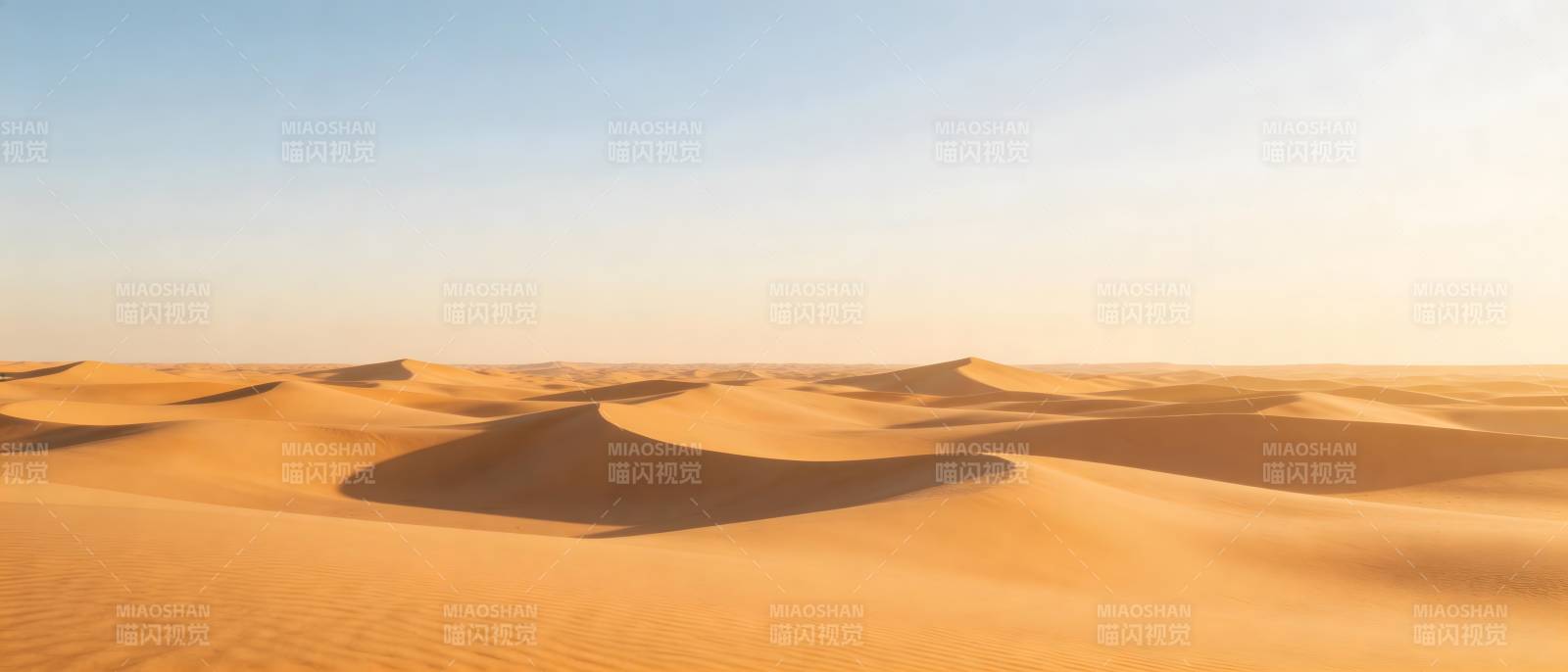 金色沙丘连绵起伏图片