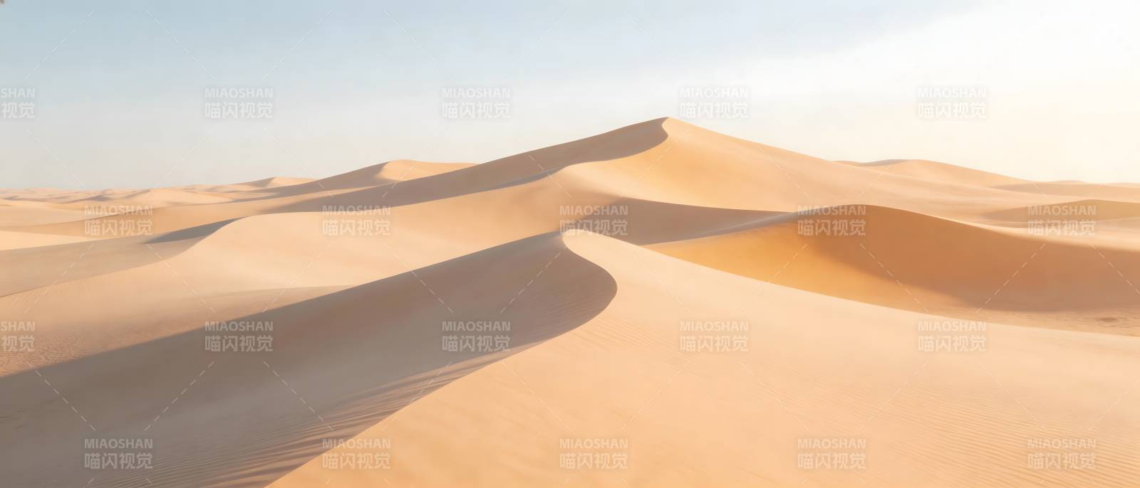 金色沙丘连绵起伏图片