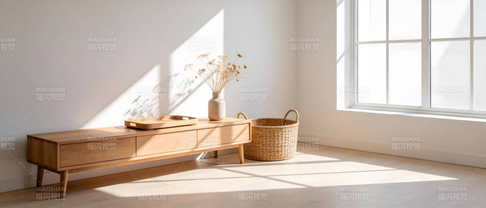 阳光下的简约木柜图片