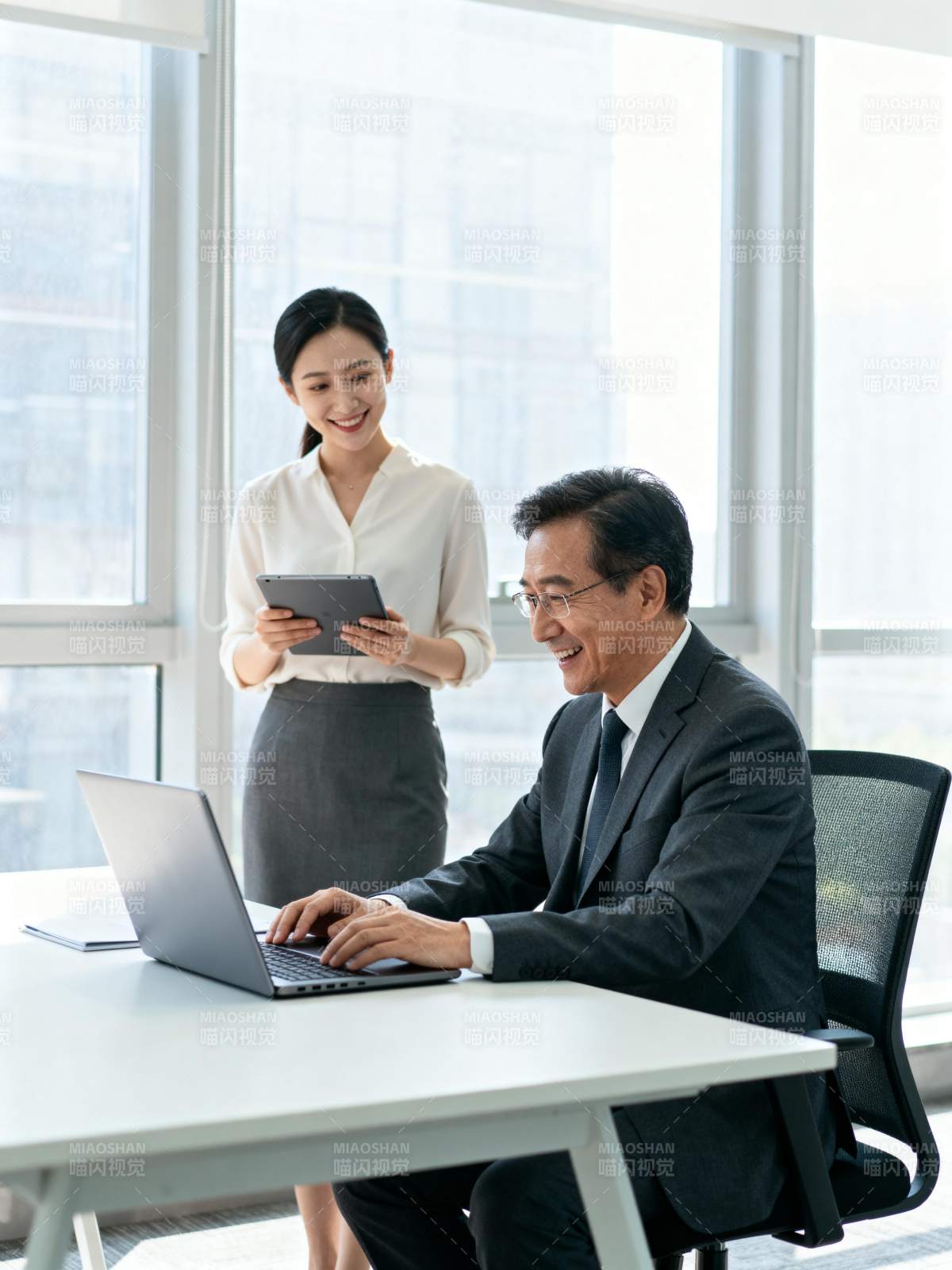 职场协作瞬间图片