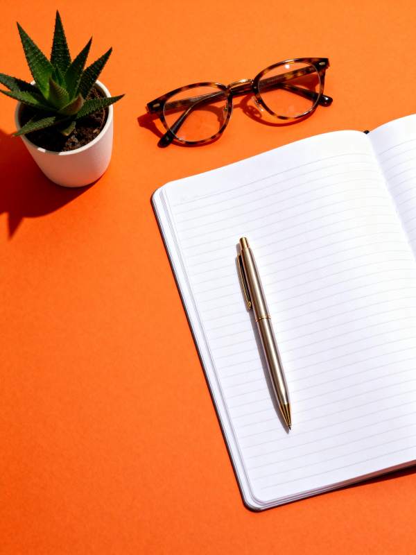 橙色桌面的书写时光图片