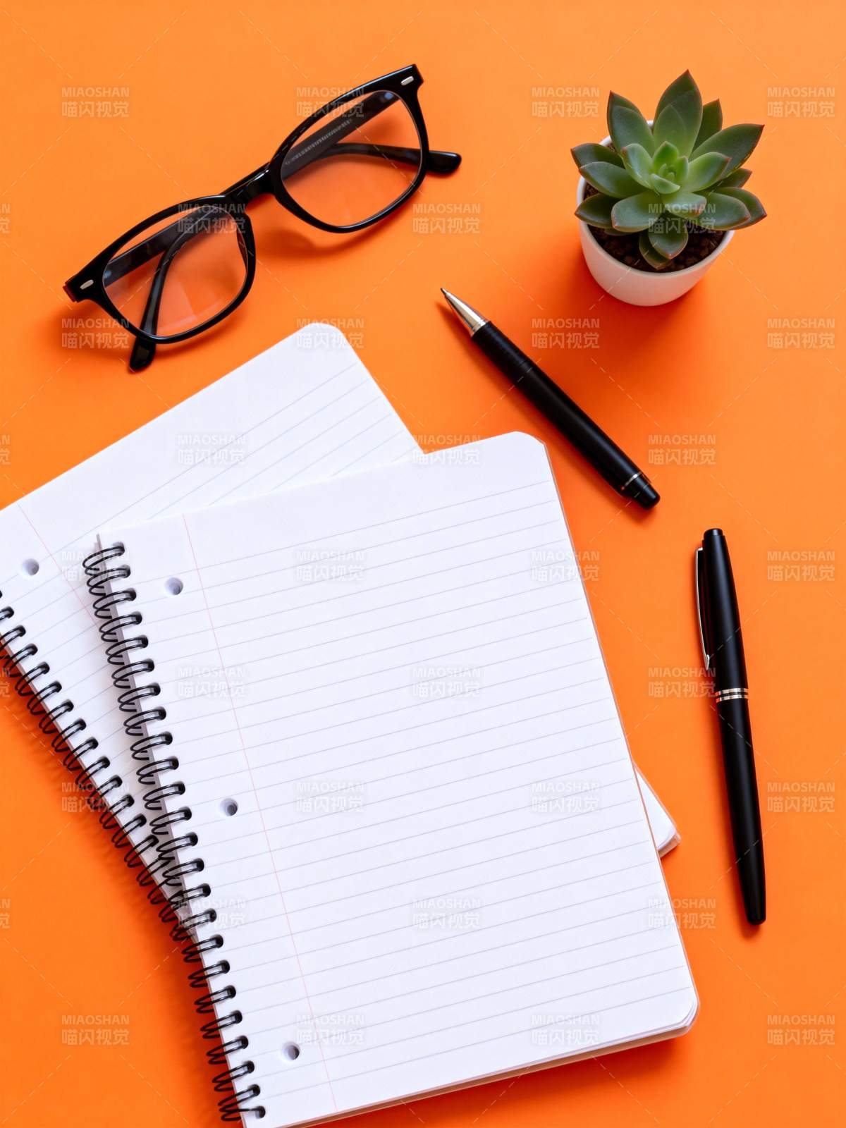 橙色桌面学习用品图片