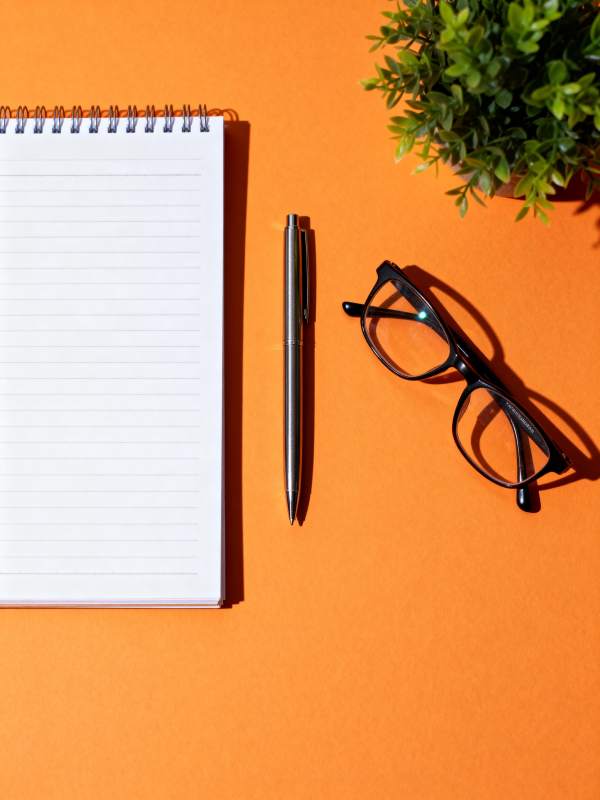 橙色桌面工作场景图片