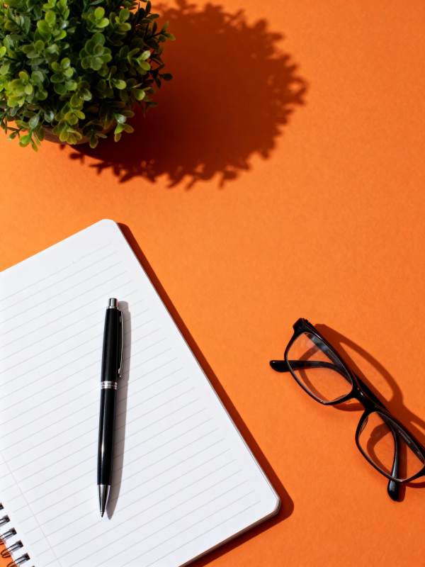 橙色桌面办公静物图片