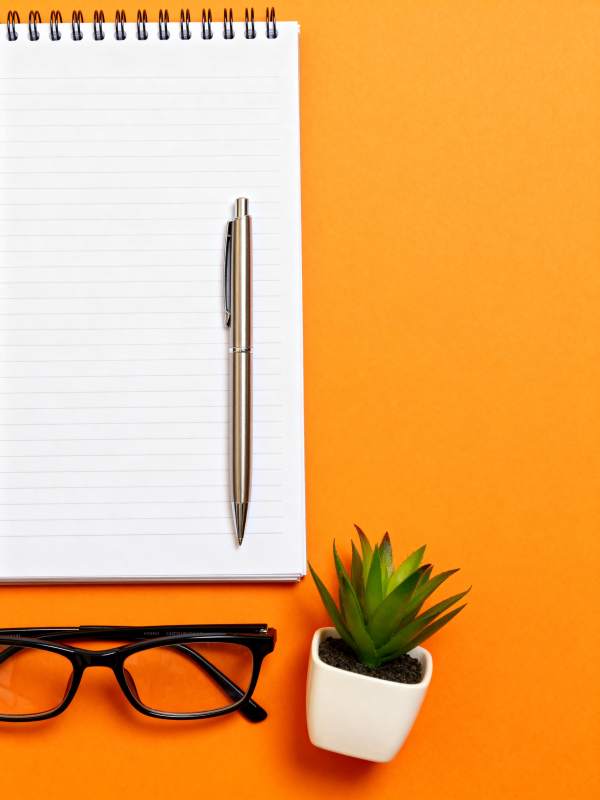 橙色桌面办公一角图片