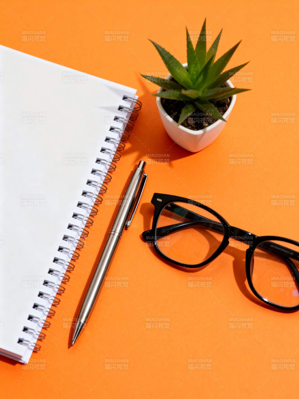 橙色桌面办公静物图片