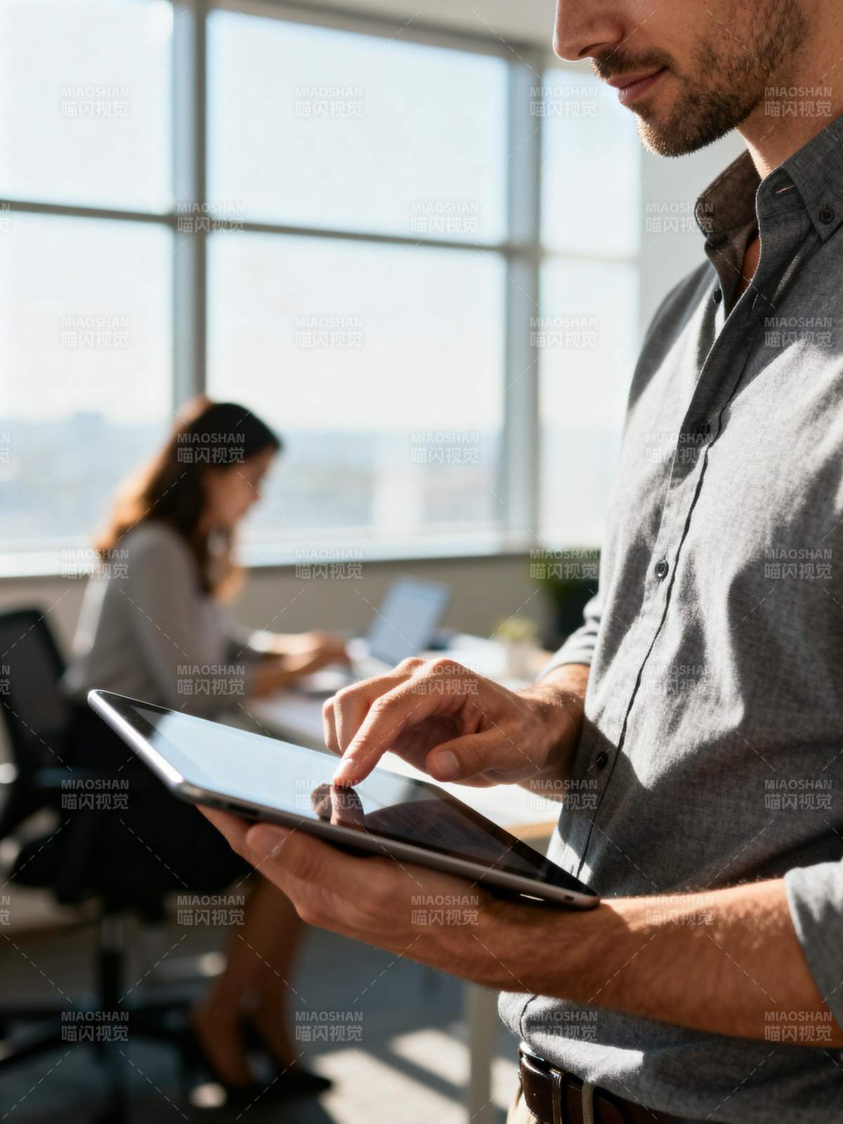 办公场景中的专注时刻图片