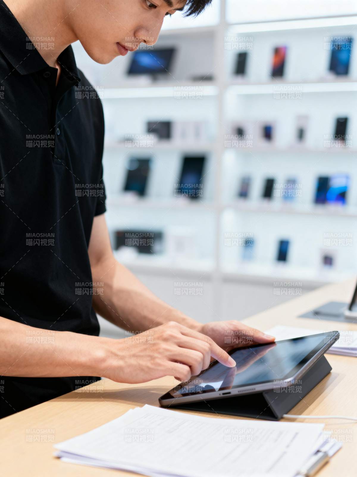 专注操作平板电脑图片