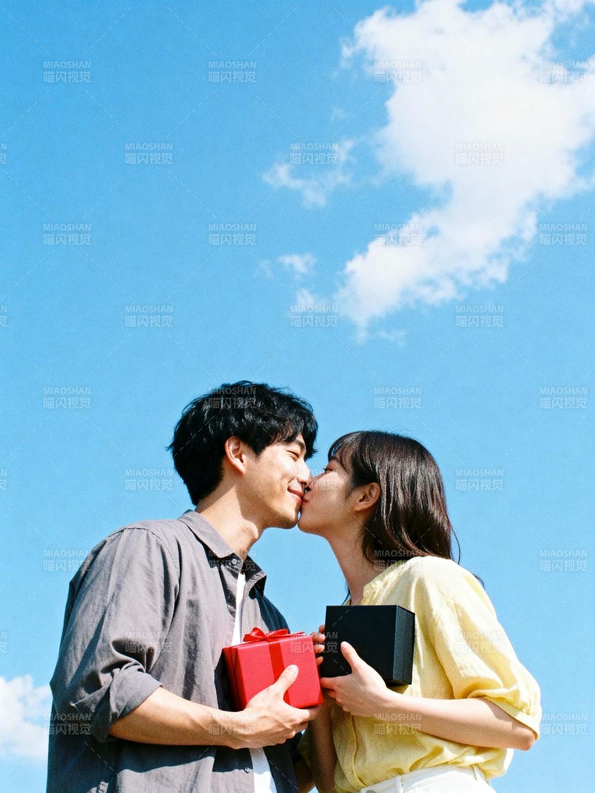 蓝天下的甜蜜吻图片