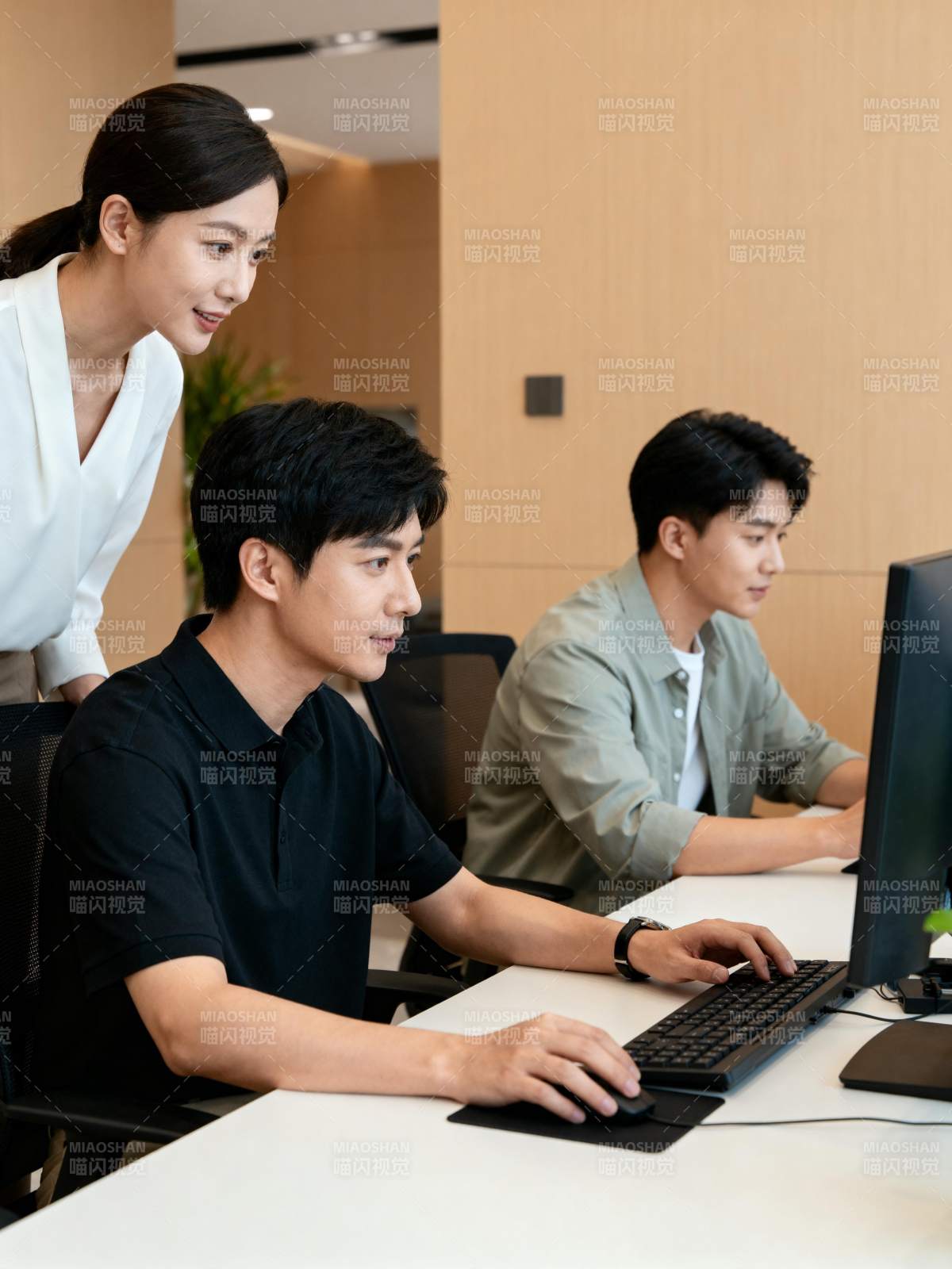 团队协作办公场景图片