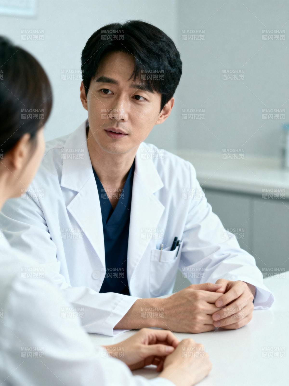 医生与患者交谈图片