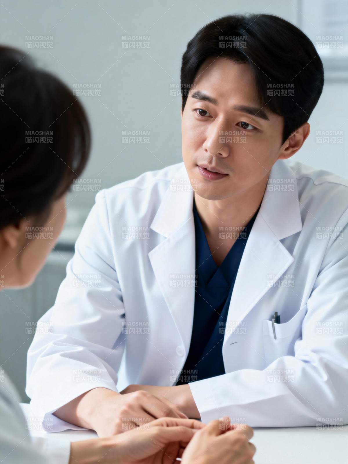 医生与患者交谈图片