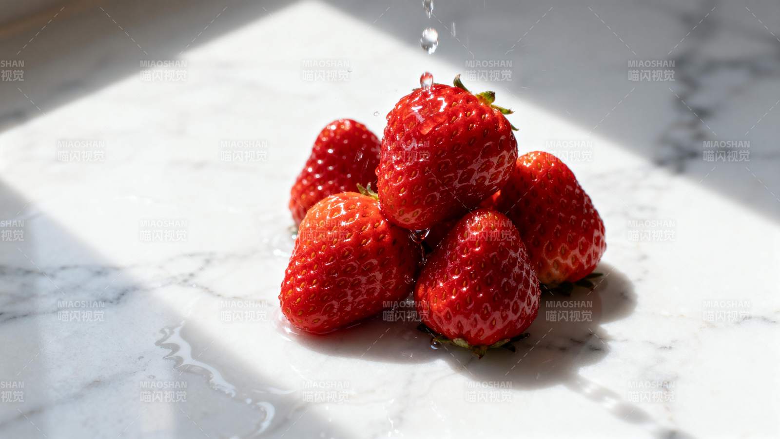 草莓滴水 鲜红诱人图片