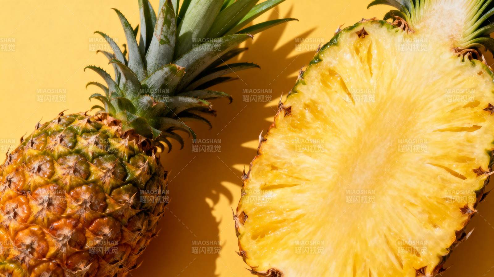 菠萝切开的瞬间图片