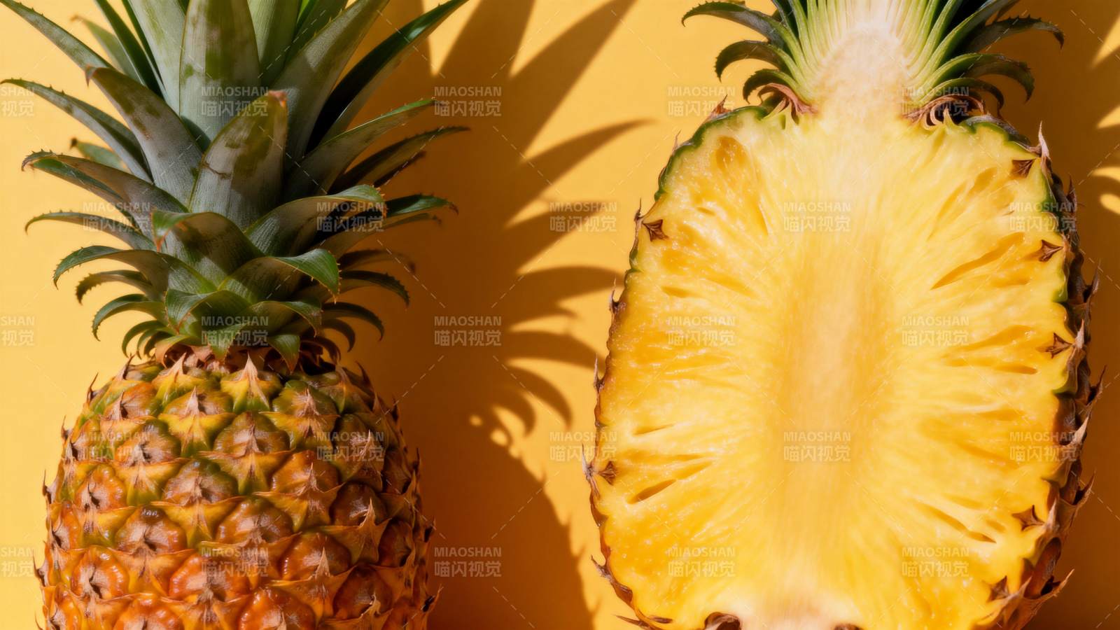 菠萝切开一半图片