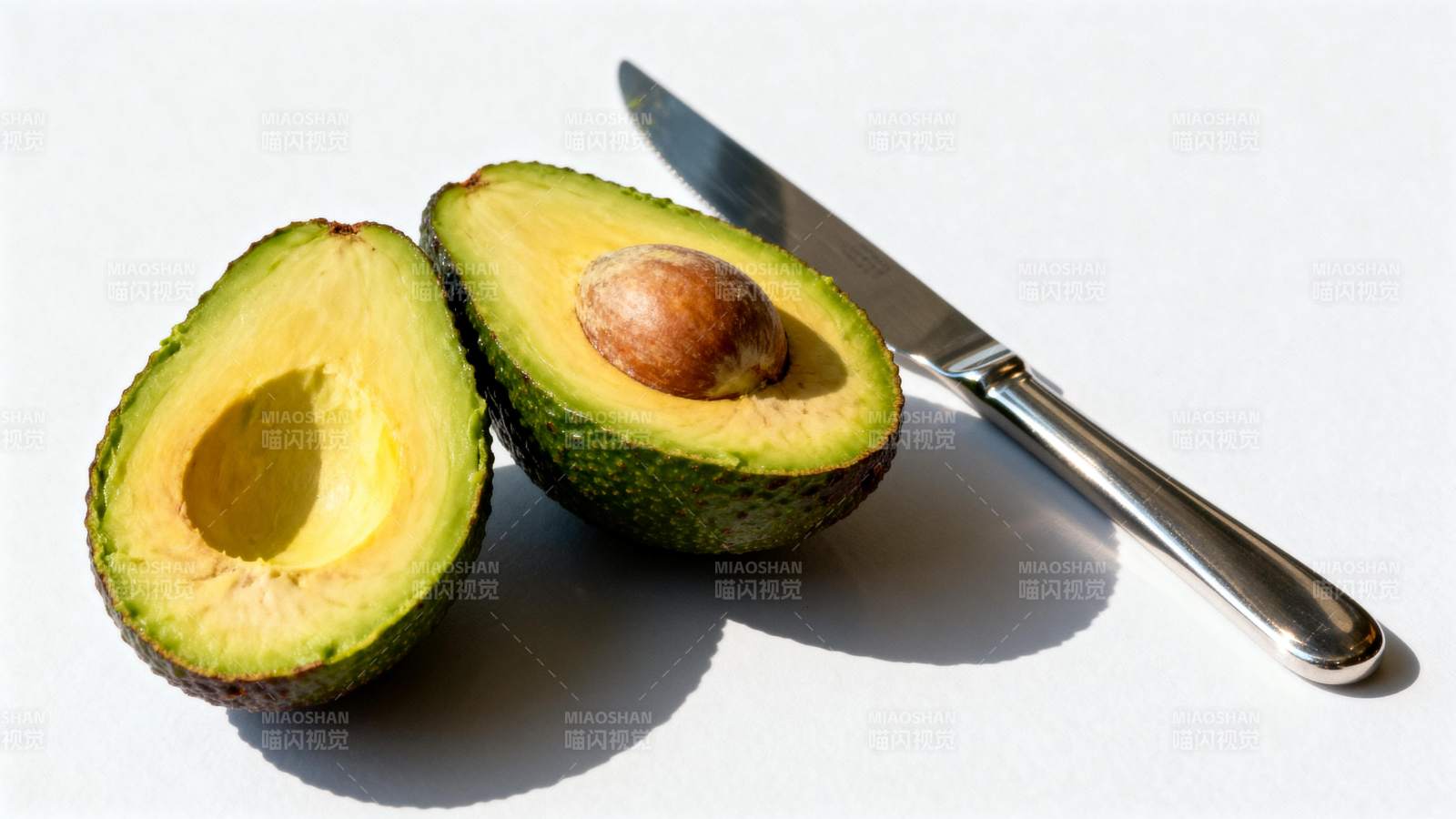 切开的牛油果图片