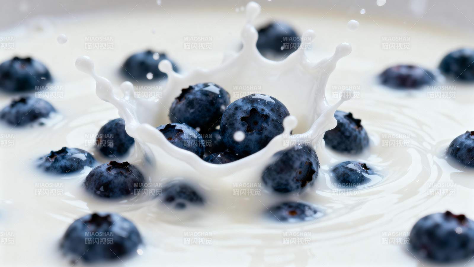 蓝莓溅入牛奶图片