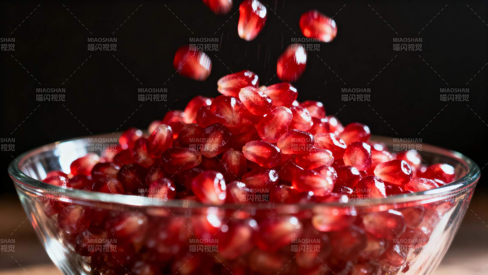 石榴籽飞溅入碗图片