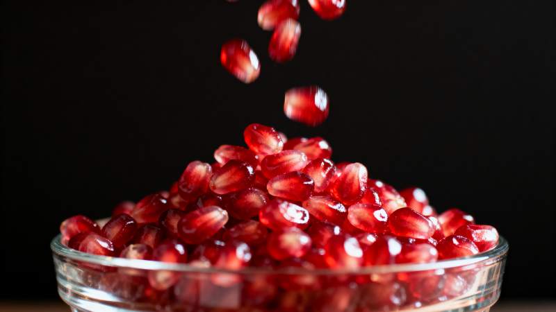 石榴籽飞溅入碗图片