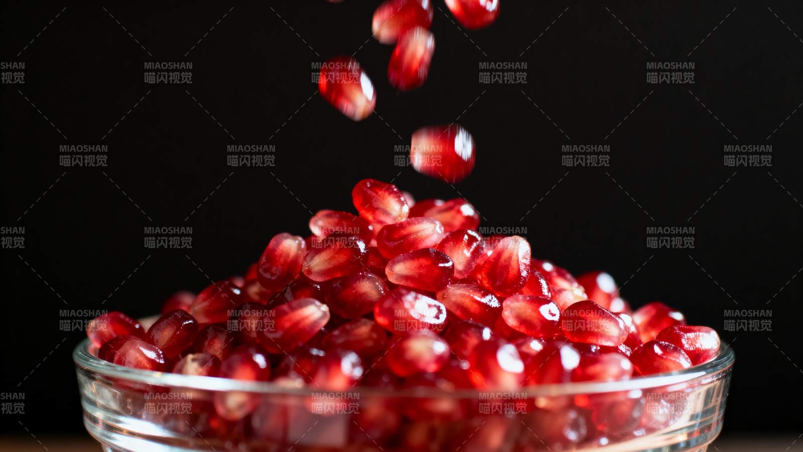 石榴籽飞溅入碗图片